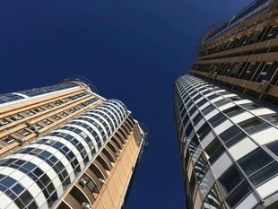 仰视都市摩天大楼