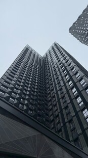 仰视都市摩天高楼建筑