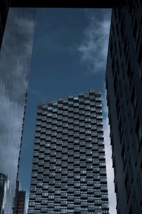 城市中高耸的现代建筑
