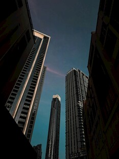 仰观都市高楼大厦