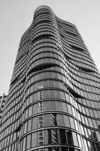 现代摩天大楼外观特写