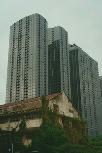 新旧建筑对比展现城市变迁
