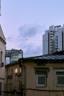 城市中错落的新旧建筑