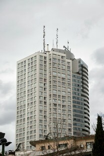 城市中的高层白色建筑