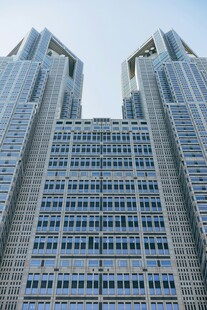 现代双子摩天大楼景观