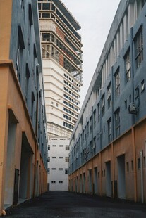 城市中高低建筑间的巷道