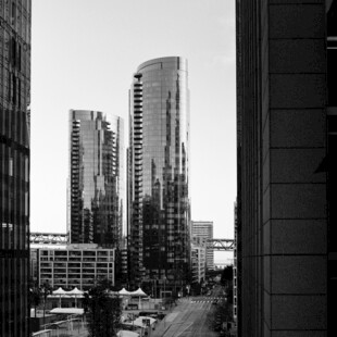 城市高楼景观黑白影像