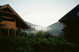 山间木屋晨景