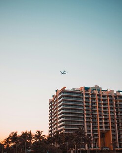 夕阳下的高楼与空中飞鸟