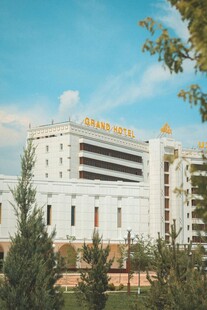 现代风格白色建筑外观
