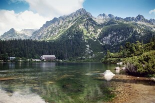 湖畔青山美景如画