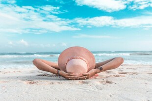 海滩上的冥想者