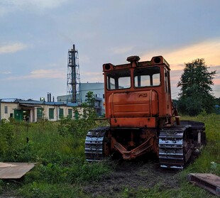 废弃场地中的橙色履带车
