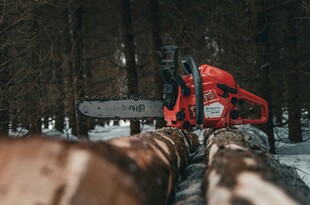 雪地中红色机械与管道场景