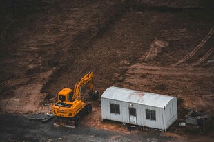 工地场景中的挖掘机与小屋