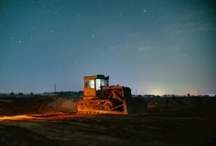 夜幕下的农田作业机械