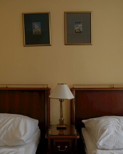 温馨双人卧室场景展示