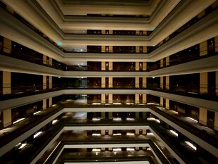 多层建筑内部灯光景观