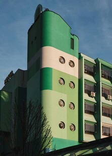 绿色多层建筑外观独特