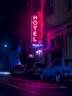霓虹灯下的复古酒店夜景