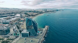 巴塞罗那海滨城市风光