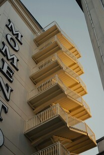 黄色多层阳台建筑外观