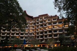 夜幕下的华丽多层建筑
