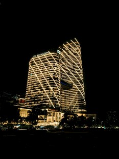 璀璨夜景中的独特建筑