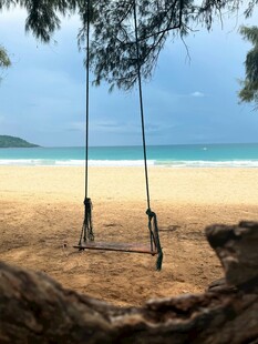 海边沙滩上的惬意秋千