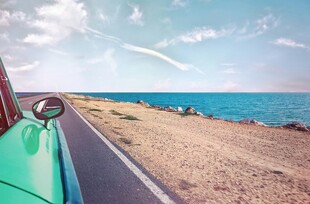 公路驰骋赏碧海蓝天