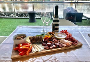 户外精致美食与美酒拼盘