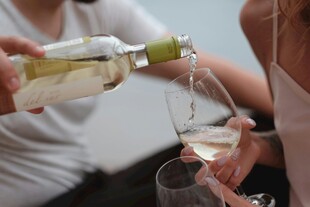 优雅倒酒瞬间