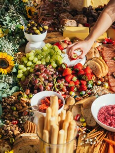 丰盛美食拼盘诱人场景