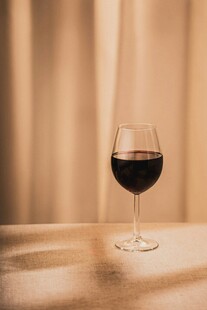 高脚杯中的红葡萄酒