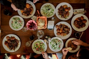 丰盛餐桌美食聚会场景