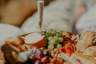 丰盛美食拼盘诱人呈现