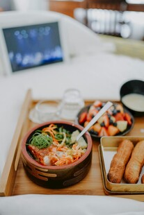 美味餐食托盘上的诱人组合