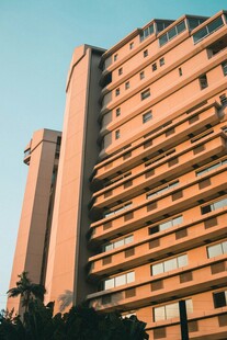 夕阳下的高层居民楼