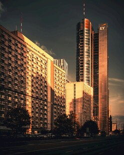 黄昏下的城市高楼景观