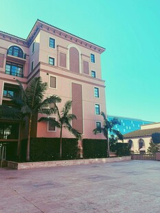 粉色多层建筑与绿植景观
