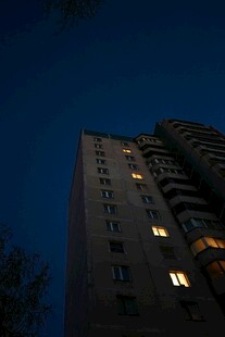 夜幕下灯火点亮的高楼