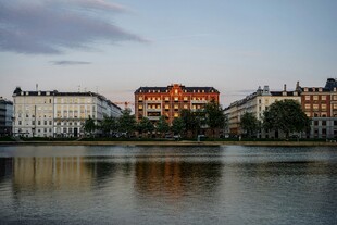 湖畔城市风光