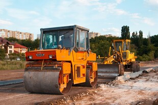 道路施工中的黄色压路机
