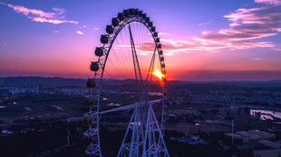 夕阳下的摩天轮美景