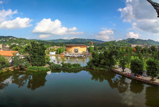 湖畔美景 绿树环绕的风光