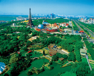 城市中的多彩游乐园景观