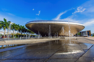 现代建筑前的喷泉景观