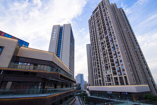 都市高楼林立的街道景观