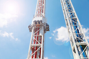 高耸摩天轮矗立蓝天