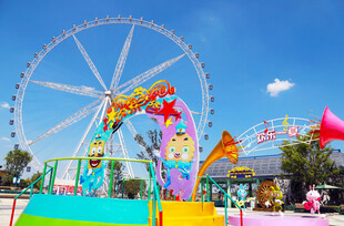 欢乐缤纷的游乐园场景